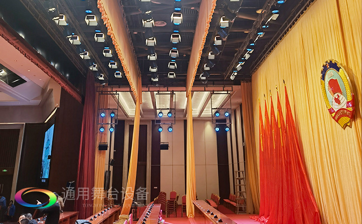 堅持一絲不茍，嚴控質量！定制禮堂阻燃幕布、十面會旗會議幕等！只為呈現更好的舞臺幕布效果！