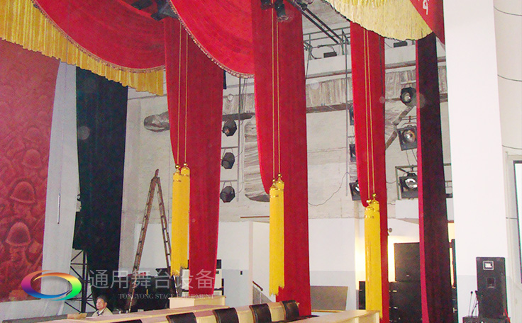 尊重用戶要求、傾聽客戶心聲、認(rèn)真滿足用戶需要！舞臺(tái)阻燃幕布廠家訂做【會(huì)議報(bào)告廳禮堂幕布】【學(xué)校多功能廳幕布】 【慶典演出舞臺(tái)幕布】