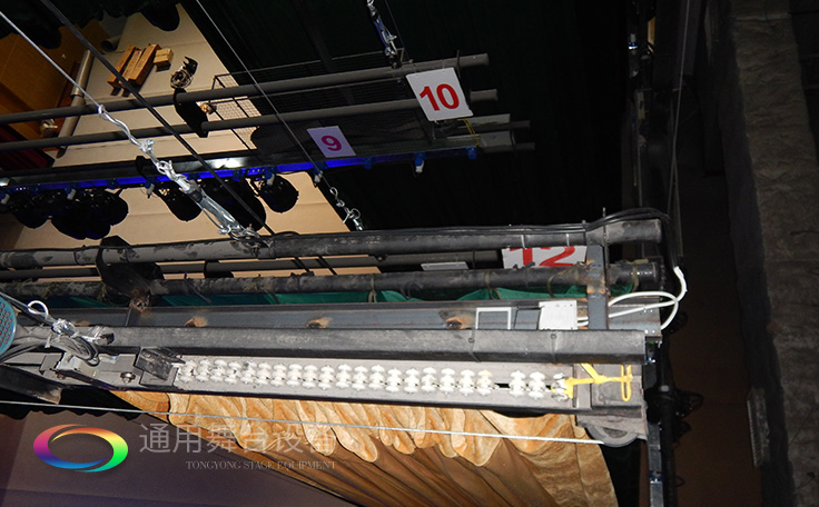 通用舞臺(tái)專業(yè)性、全方位優(yōu)勢！業(yè)務(wù)涉及舞臺(tái)機(jī)械、阻燃幕布、專業(yè)燈光系統(tǒng)、專業(yè)音響系統(tǒng)