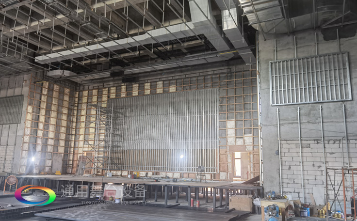 通用舞臺廣西桂醫(yī)報告廳阻燃幕布項目竣工并投入使用，為學校教學科研、人才培養(yǎng)提供更好的服務(wù)!