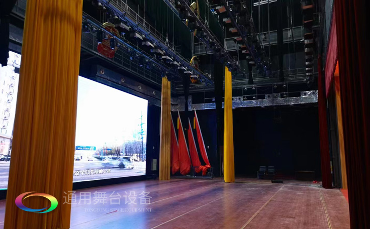 通用舞臺廣西桂醫(yī)報告廳阻燃幕布項目竣工并投入使用，為學校教學科研、人才培養(yǎng)提供更好的服務(wù)!