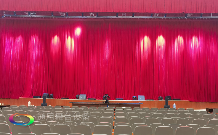 舞臺大幕機械——舞臺上使用頻繁的機械之一，在鏡框式臺口的舞臺上用來分隔演員與觀眾，演出中換場