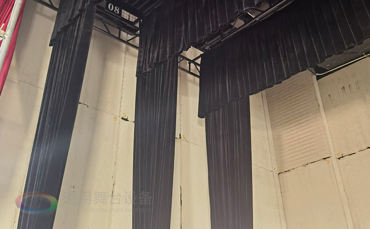 通用舞臺教您如何選購高性價比阻燃幕布產(chǎn)品！