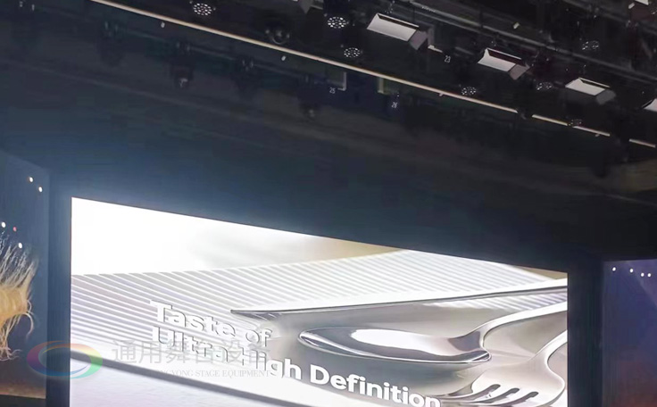 通用舞臺阻燃幕布為曲靖電視臺演播廳提供從系統(tǒng)設計、設備成套、安裝施工、系統(tǒng)調(diào)試及技術(shù)支持一體化服務