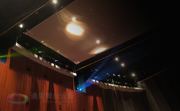劇場(chǎng)舞臺(tái)升級(jí)，舞臺(tái)燈光、舞臺(tái)阻燃幕布煥新登場(chǎng)