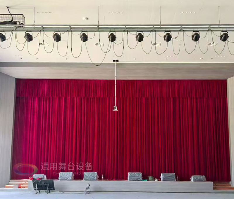 泰州通用舞臺(tái)阻燃幕布舞臺(tái)電動(dòng)軌道金絲絨防火阻燃幕布定制