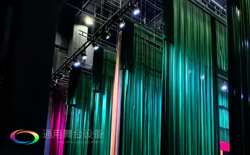 打造區(qū)域性融媒體綜合服務(wù)的新標(biāo)桿！曲靖融媒體中心全新舞臺(tái)幕布系統(tǒng)投入使用