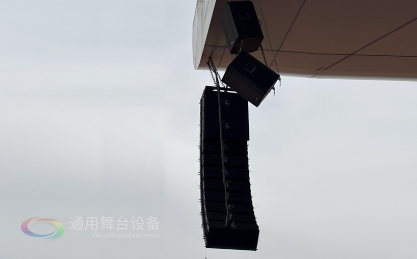 通用舞臺機械完成某高校體育場線陣列音箱、燈光等設備架設 提升大型活動視聽體驗