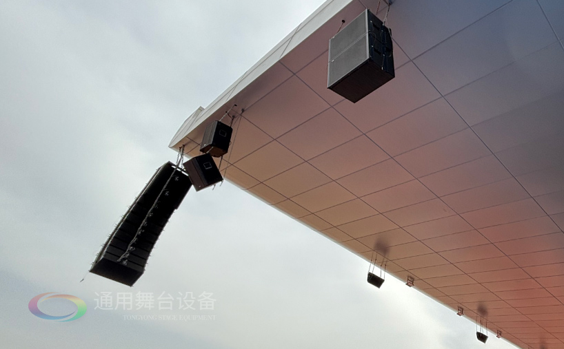 通用舞臺機械完成某高校體育場線陣列音箱、燈光等設備架設 提升大型活動視聽體驗